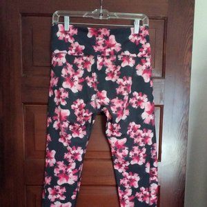 Patterned yoga pants